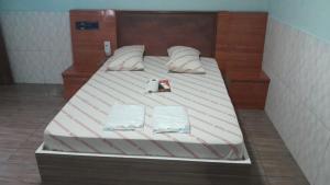 - un lit avec des draps et des oreillers blancs dans l'établissement hotel xandu, à São Paulo