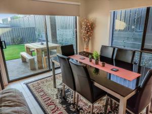 un comedor con mesa, sillas, mesa y mesa en Dream Clyde Family Home Movie Theater and Pool Table, en Clyde