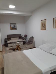 Una cama o camas en una habitación de Hana apartman 04