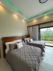 Un pat sau paturi într-o cameră la Luxury Mountain villa, Jarabacoa villa vargas