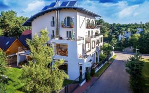 una vista aérea de una casa con solárium en Oskar Apartamenty w Jastrzębiej Górze z Jacuzzi i Saunami, en Jastrzębia Góra