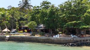 a resort on the shore of a body of water at Pirates Bay Resort & Spa in Ko Lanta