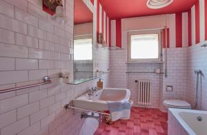 un bagno con vasca, WC e lavandino di Lioda Castle a Cortina dʼAmpezzo Altre 37 foto