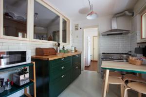 una cucina con mobili verdi e un piano di lavoro di Lioda Castle a Cortina dʼAmpezzo