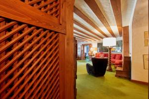 una puerta de garaje de madera en una sala de estar con una valla de madera en Lioda Castle, en Cortina dʼAmpezzo