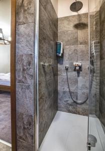 baño con ducha y puerta de cristal en Hotel & Spa **** Kasztel Uniejów en Uniejow