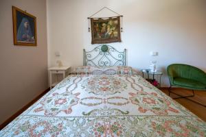 Un dormitorio con una cama con una colcha encima en SUITE VITTORIO VENETO, en Avola 32 fotos más