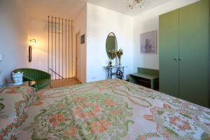 Un dormitorio con una cama grande y un espejo. en SUITE VITTORIO VENETO, en Avola