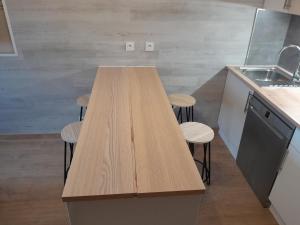 Kuchyň nebo kuchyňský kout v ubytování Appartement refait à neuf à 10min de Praloup + 3 fotografie