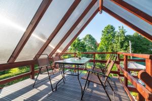 une terrasse avec une table et des chaises. dans l'établissement Buzavirág Apartman, à Keszthely