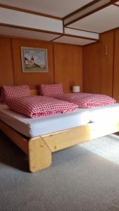 Un pat sau paturi într-o cameră la Pension Hof zur Stilli