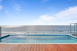 Palm Beach Escape with Rooftop Pool - CoastHM游泳池或附近泳池