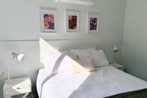 En eller flere senge i et værelse på 2 Bedroom, 1 Bathroom Cabin Retreat