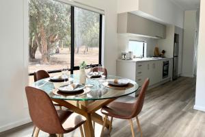 Køkken eller tekøkken på 2 Bedroom, 1 Bathroom Cabin Retreat