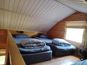 a room with two bunk beds in a cabin at Vita Lilla Stugan i Vimmerby in Vimmerby