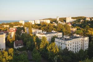 z góry widok na miasto z drzewami i budynkami w obiekcie Krasickiego 14 w mieście Gdynia