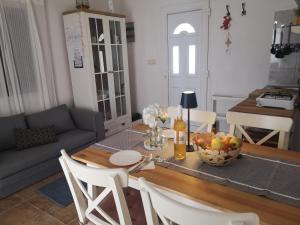 ein Wohnzimmer mit einem Tisch und einer Obstschale in der Unterkunft Holiday Home Betty in Jesenice