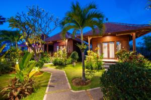 a house with a garden in front of it at D'Puncak Villas Lembongan in Nusa Lembongan