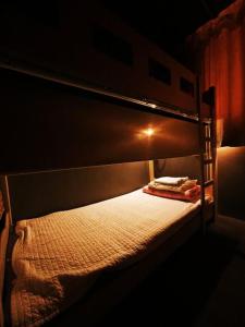 Litera en habitación oscura en Doobaki Hostel en Gyeongju