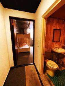 uma casa de banho com um WC e um lavatório em Doobaki Hostel em Gyeongju