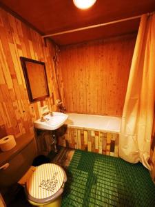 y baño con bañera, aseo y lavamanos. en Doobaki Hostel en Gyeongju