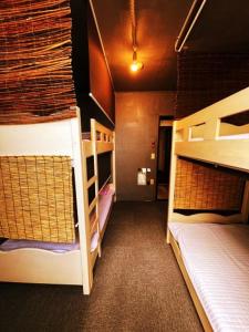 慶州的住宿－度巴齊旅館，带两张双层床的客房和走廊