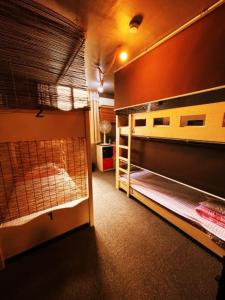 慶州的住宿－度巴齊旅館，一间客房内配有两张双层床的房间