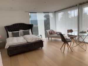 Posezení v ubytování Deluxe Doppelzimmer mit Pool und Aussicht