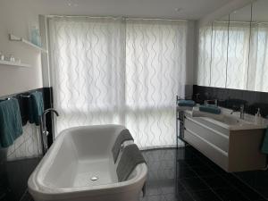 Koupelna v ubytování Deluxe Doppelzimmer mit Pool und Aussicht