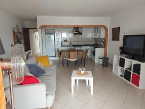 a living room with a couch and a table at Casa Vaso in Moncarapacho