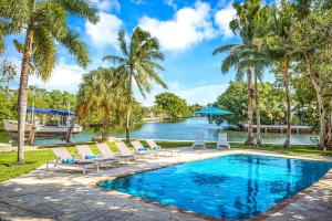 una piscina con sedie a sdraio e un secchio d'acqua di 180 of Waterfront Heated Pool Beach Proximity Paradise Point Key H0MES a Fort Lauderdale