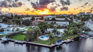 una vista aerea di una casa sull'acqua con un tramonto di 180 of Waterfront Heated Pool Beach Proximity Paradise Point Key H0MES a Fort Lauderdale
