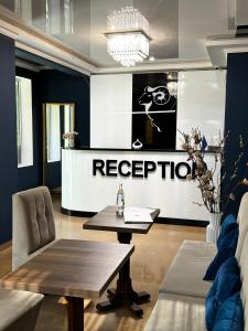 - un hall avec une réception et une table dans l'établissement Golden Fleece Hotel, à Ureki