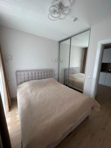 una camera con letto e specchio di ЖК «Сонячний квартал» a Solochyn