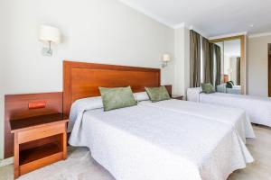 Postel nebo postele na pokoji v ubytování Hotel Torremar - Mares