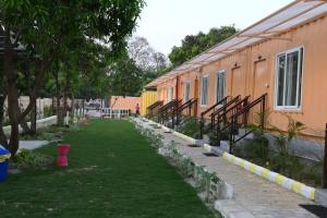 En hage utenfor Hotel Divine Ayodhya- A Unit of Chinar Services