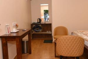 En eller flere senger på et rom på Hotel Divine Ayodhya- A Unit of Chinar Services