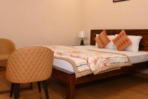 En eller flere senger på et rom på Hotel Divine Ayodhya- A Unit of Chinar Services