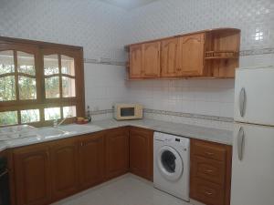 Kuchyň nebo kuchyňský kout v ubytování Villa à Chott-Meriem, Sousse, 400 m de la plage