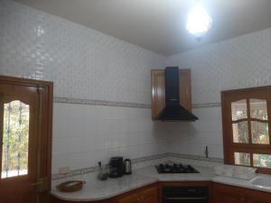 Kuchyň nebo kuchyňský kout v ubytování Villa à Chott-Meriem, Sousse, 400 m de la plage + 7 fotografií