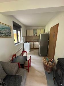 un soggiorno con divano, tavolo e frigorifero di Stojovic house a Žabljak Altre 23 foto