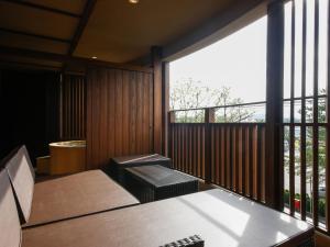 Awaji Hamarikyu Takumi客房内的一张或多张床位