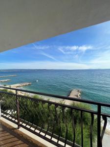 ein Blick auf das Meer vom Balkon in der Unterkunft Apartman Marinac in Podstrana