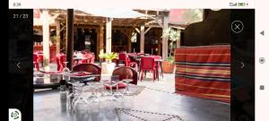 a restaurant with red tables and chairs and wine glasses at Mobil-home climatisé Plage à 3 min Proche Barcarès Piscine chauffée in Torreilles