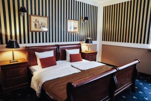 sypialnia z dużym łóżkiem z dwoma stołami i dwoma lampami w obiekcie Hotel Diament Bella Notte Katowice - Chorzów w mieście Chorzów