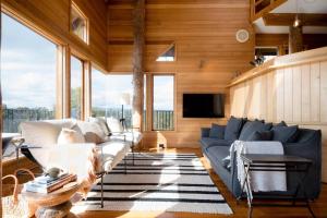 ローンセストンにあるEsk Treehouse Cabin Unique Home with River Viewsのソファとテレビのあるリビングルーム