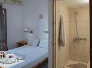 una camera con letto e doccia di Minoa sea rooms a Tsoutsouros