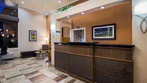 Best Western PLUS Inn of Hayward tesisinde bir televizyon ve/veya eğlence merkezi