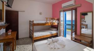 Camera con 2 letti a castello e balcone. di Minoa sea rooms a Tsoutsouros