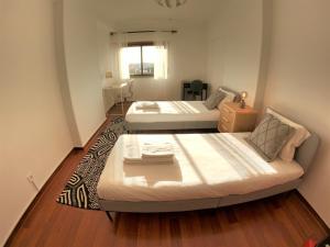 Postel nebo postele na pokoji v ubytování Lisbon T2 apartment in condominium in Linda-a-Velha Oeiras Lisbon